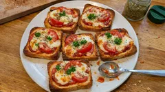 Bayat ekmekle 7 dakikada porsiyonluk ekmek pizzası: fırında çıtır mini pizza tarifi