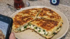 Fırınsız, mayasız tavada börek: peynirli ve yumuşacık, 10 dakikada hazır