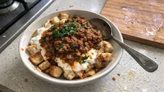 Bayburt usulü Galacoş: çıtır pide, sarımsaklı yoğurt ve mercimekli kıymalı harç