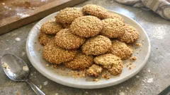 Ağızda dağılan susamlı kurabiye: susamı kavurunca kıyır kıyır oluyor