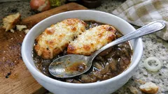 Kısık ateşte karamelize soğanla Fransız soğan çorbası: üstü peynirli, fırında gratin