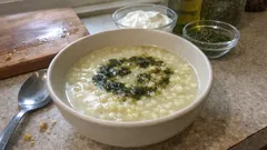 Kesilmeyen yoğurt terbiyesiyle yoğurtlu kuskus çorbası: naneli tereyağıyla tam kıvam