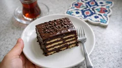 Fırınsız bisküvili yaş pasta tarifi: çikolatalı muhallebiyle kat kat, kolay dilimlenir