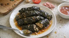 Tam ölçülü etli kara lahana dolması: dağılmayan sarma, kıvamlı salçalı sos