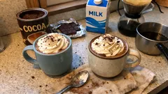 Evde kafedeki gibi mocha: topaksız çikolata soslu, kremalı sıcak kahve tarifi