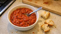 Köz kapya biber ve domatesle ev yapımı Pincur sos: kahvaltıya çok yakışıyor