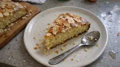 Çay saatine yakışan bademli kek: üzeri kıtır file badem, içi yumuşacık