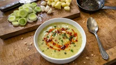 Pırasalı Patates Çorbası: sütle ipeksi kıvam, üstüne biberli zeytinyağı dokunuşu