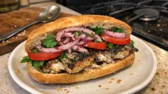 Evde uskumrulu balık ekmek: tavada kızaran fileto ve sumaklı soğanla