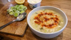 Kesilmeyen yoğurtlu terbiyeyle: ev usulü pırasa çorbası tarifi