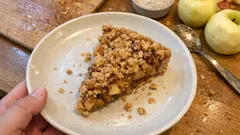 Hamur açmadan glutensiz elmalı turta: kıtır crumble üstüyle çay saatine birebir