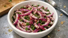 Sumak ve limonla kırmızı soğan salatası: soğanın keskinliğini alan pratik yöntem