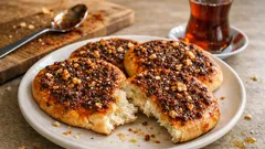 Hatay usulü biberli ekmek tarifi: yumuşak hamur, bol salçalı iç harç