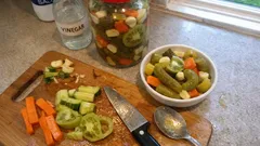 Kütür kütür karışık turşu: tek kavanozda kornişon, acur ve biberle tam ölçü