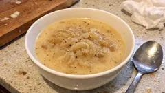 Az malzemeyle tam kıvamında soğan çorbası: soğanı yakmadan kavurma yöntemi