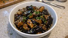 Tavada soya soslu sarımsaklı patlıcan: dağılmadan, tam kıvamında bir tarif