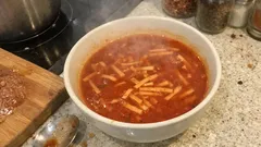 Topaklanmayan kıvamıyla salçalı erişte çorbası: 20 dakikada ev usulü