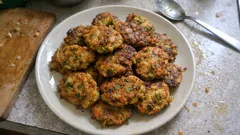Dağılmayan sebze köftesi tarifi: kabak, patates ve havuçla çıtır çıtır