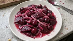 Vişneli pancar mezesi tarifi: tek tencerede, rengiyle iştah açan lezzet