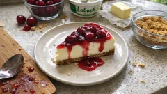 Su banyosuyla pürüzsüz vişneli cheesecake: kıtır taban, parlak sos