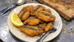 Mısır unuyla çıtır içsiz hamsi kuşu: dışı kıtır, içi sulu kızartma