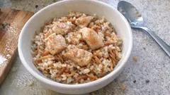 Tane tane tavuklu erişte pilavı: erişteyi kavurarak tam kıvamında yapın