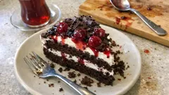 Evde Kara Orman Pastası: vişne sosu ve stabil kremayla pastane gibi sonuç