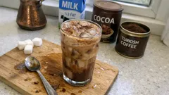 Buzlu soğuk Türk kahvesi tarifi: süt ve kakaoyla kafe tadında ferahlık