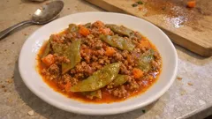 Kıymalı sultani bezelye yemeği: tek tencerede, kokusu yerinde ev yemeği