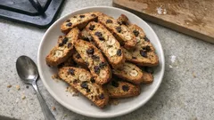 Fındıklı üzümlü biscotti tarifi: iki kez pişir, uzun süre kıtır kalsın