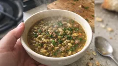 Tek tencerede kıymalı yeşil mercimekli şehriye çorbası: tam kıvamında tarif