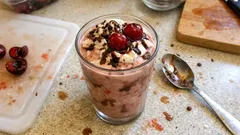 Vişneli Çikolatalı Milkshake: dondurulmuş vişneyle buz gibi, pürüzsüz kıvam