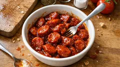 10 dakikada tek tavada kahvaltılık salçalı sosis: ekmeğe banmalık sosuyla