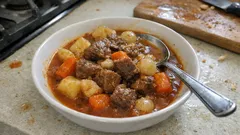 Tek tencerede sebzeli yahni: kuşbaşı et lokum gibi, arpacık soğanla tam kıvamında