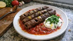 Evde Tire köftesi: uzun yoğurma ile sulu kalan köfte, domates sos ve yoğurtla