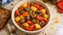 Tek tencerede sebzeli tencere kebabı: lokum gibi et, tam kıvamında sos