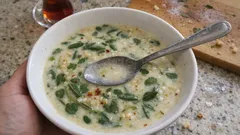 Yoğurtlu terbiyesiyle kesilmeden pişen bulgurlu semizotu çorbası tarifi