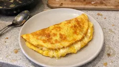 Uzayan kaşarlı omlet tarifi: 10 dakikada tavada yumuşacık sonuç