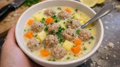 Kesilmeyen yoğurtlu terbiyeyle ekşili sulu köfte: tencerede ev usulü