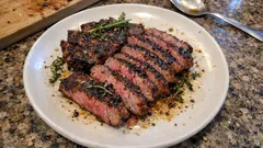 Mangal eti için zeytinyağlı otlu marine: dışı mühürlü, içi sulu kalsın