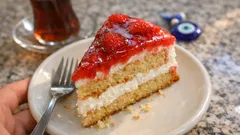 Jöleli çilekli pasta tarifi: labneli kremasıyla dilim dilim düzgün duran yaş pasta