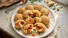 Bayat ekmekle fırında pizza topları: içi uzayan peynirli, pratik atıştırmalık