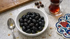 Evde katkısız sele zeytin: kuru tuz yöntemiyle tam kıvamında, buruşuk siyah zeytin