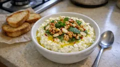 5 dakikada Peynirli Girit mezesi: ekmeğe sürmelik, misafire kurtarıcı