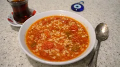 Yaz domatesiyle domat aşı: pirinç lapa olmadan, hafif ve sulu tencere yemeği