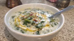 Ispanak kökünden yoğurtlu çorba: tek tencerede, kıvamı tam tutuyor