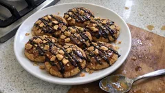 Ev Yapımı Karamelli Kurabiye: Üstü fıstıklı, çikolata gezdirmeli