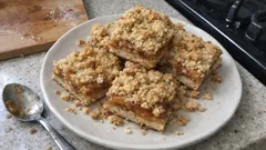 Şeftalili Kırıntı Dilimleri: Yoğurmadan hazırlanan kıtır tepsi tatlısı