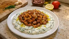 Yoğurtlu barbunya salatası: soğanlı-havuçlu karışımın üstüne sarımsaklı yoğurtla nefis meze