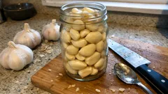 Soyulmuş sarımsağı buzdolabında pratikçe saklama: kavanozla 1–2 hafta taze kalır